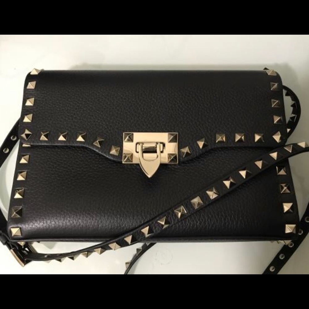 ❌SOLD❌Valentino rockstud medium crossbody bag